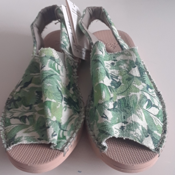 extra wide width silver shoes